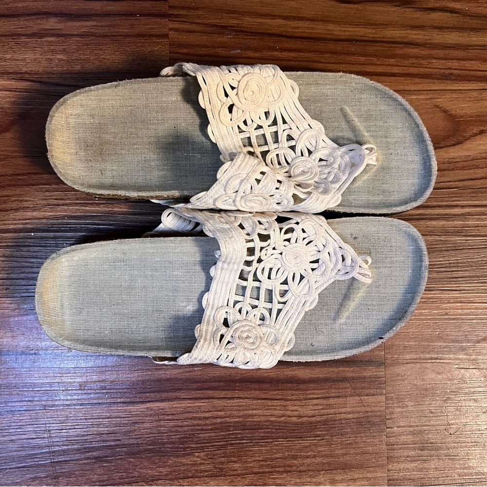 🎈🎈NWOT White Lacey Thong Sandals
